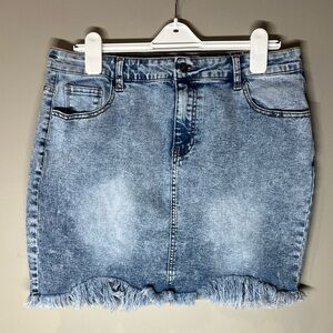 Stylish Blue Denim Mini Skirt with Frayed Hem